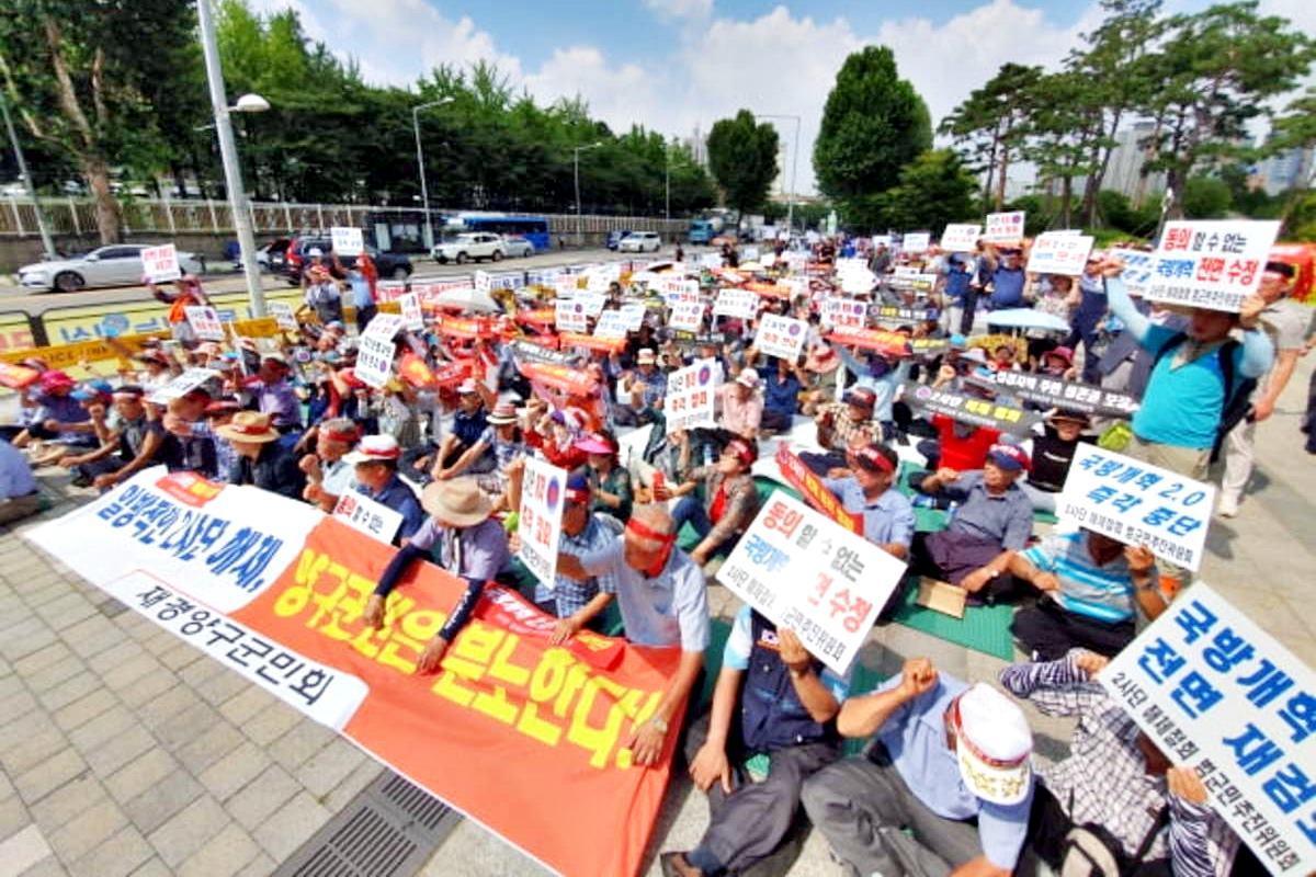 2사단 해체를 반대하는 양구 주민들 한국경제.jpg