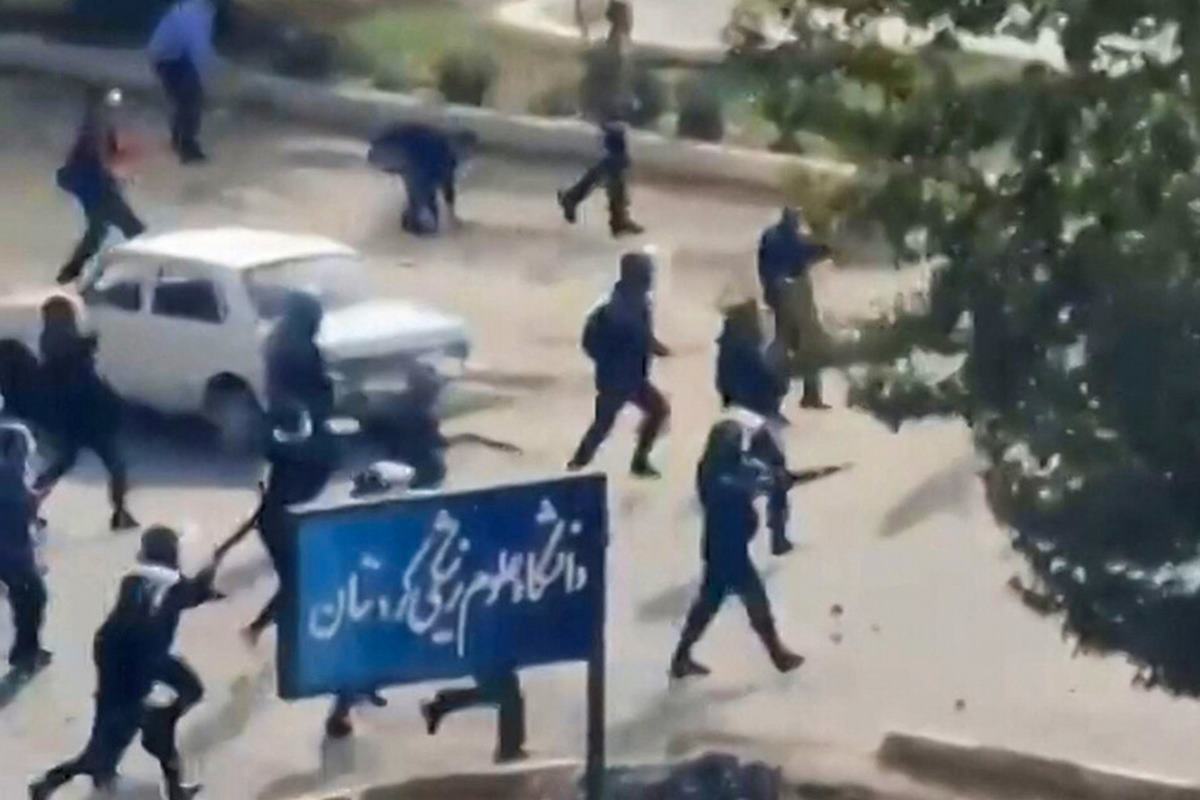 이란 보안군이 쿠르디스탄대학에서 시위를 진압하는 모습 AFP 연합뉴스.jpg