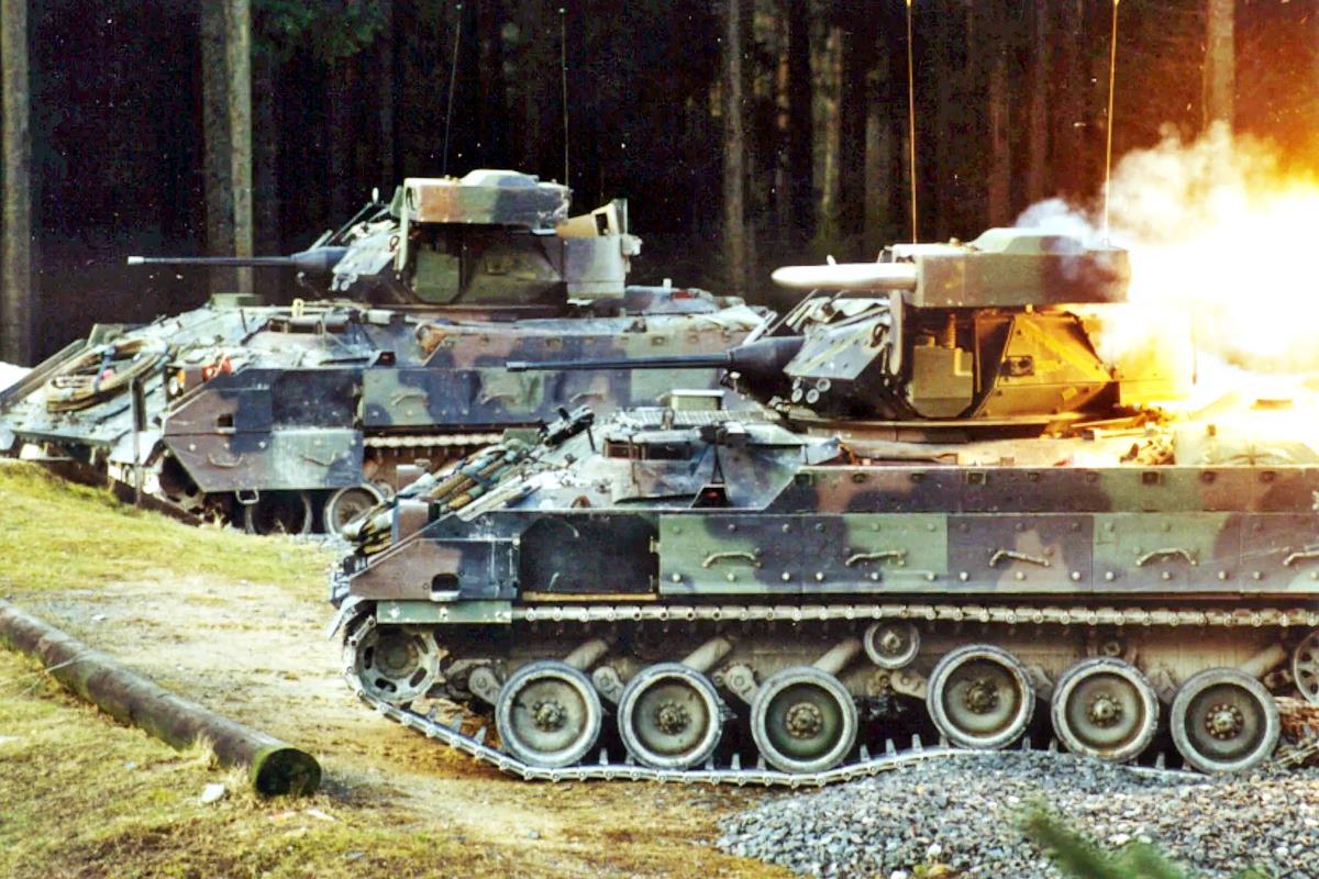 토우 미사일을 발사하는 브래들리 장갑차 The National Interest.jpg