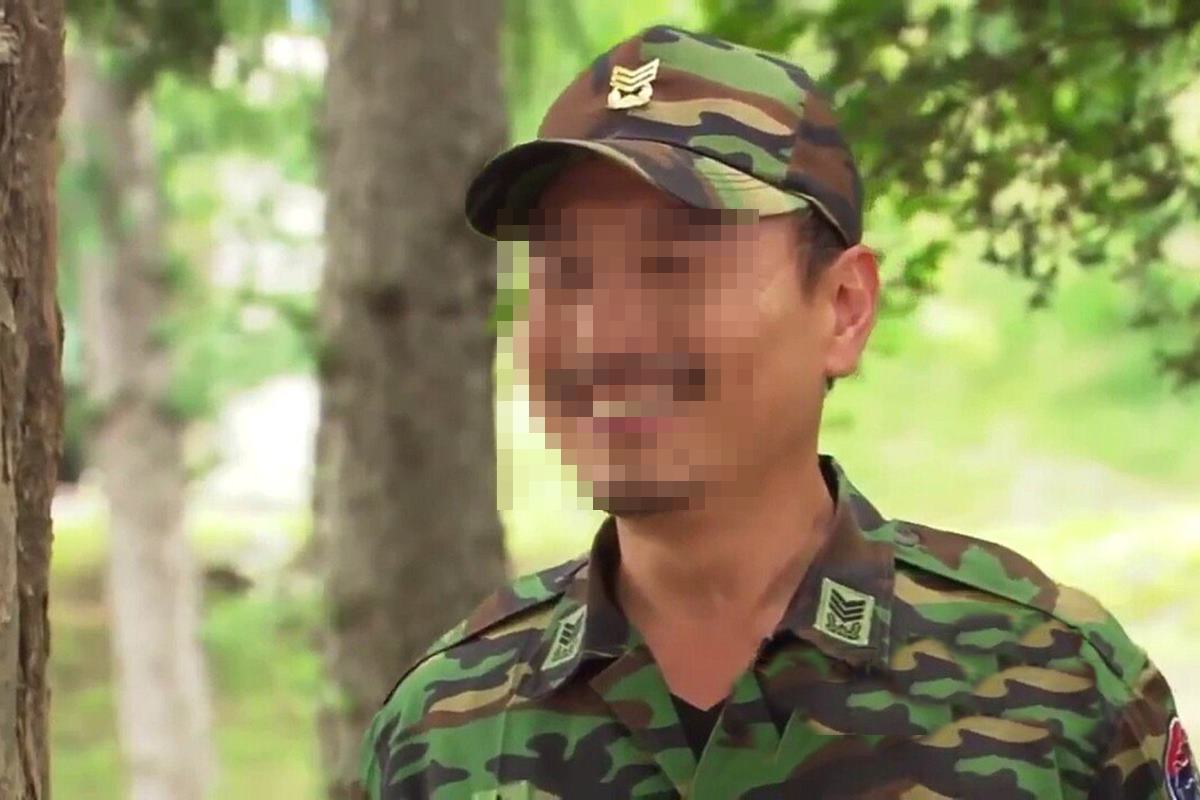 푸른거탑 행보관.jpg