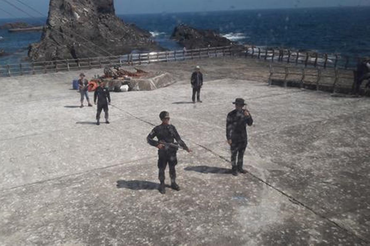 독도에 배치된 독도수비대.jpg