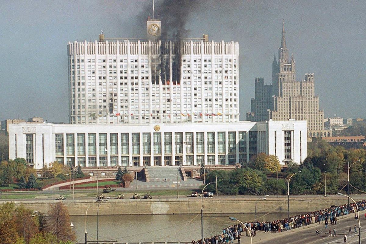 쿠데타 세력이 점거한 국회의사당을 공격하는 러시아 정부군.jpg