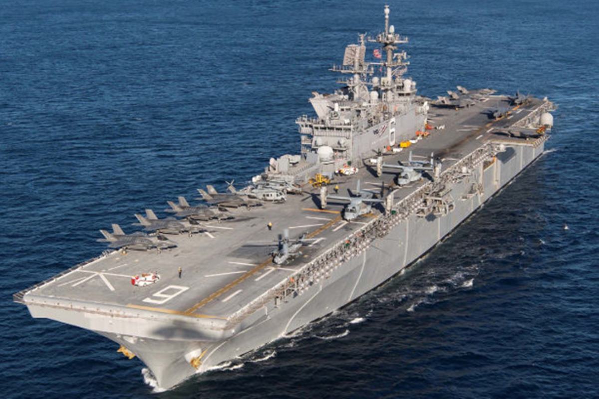 미국의 경항공모함급인 아메리카급 강습상륙함.jpg