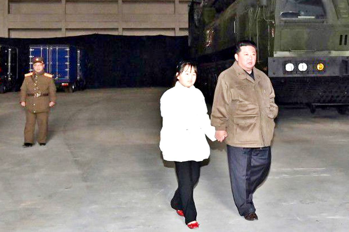 미사일을 함께 시찰하는 부녀.jpg
