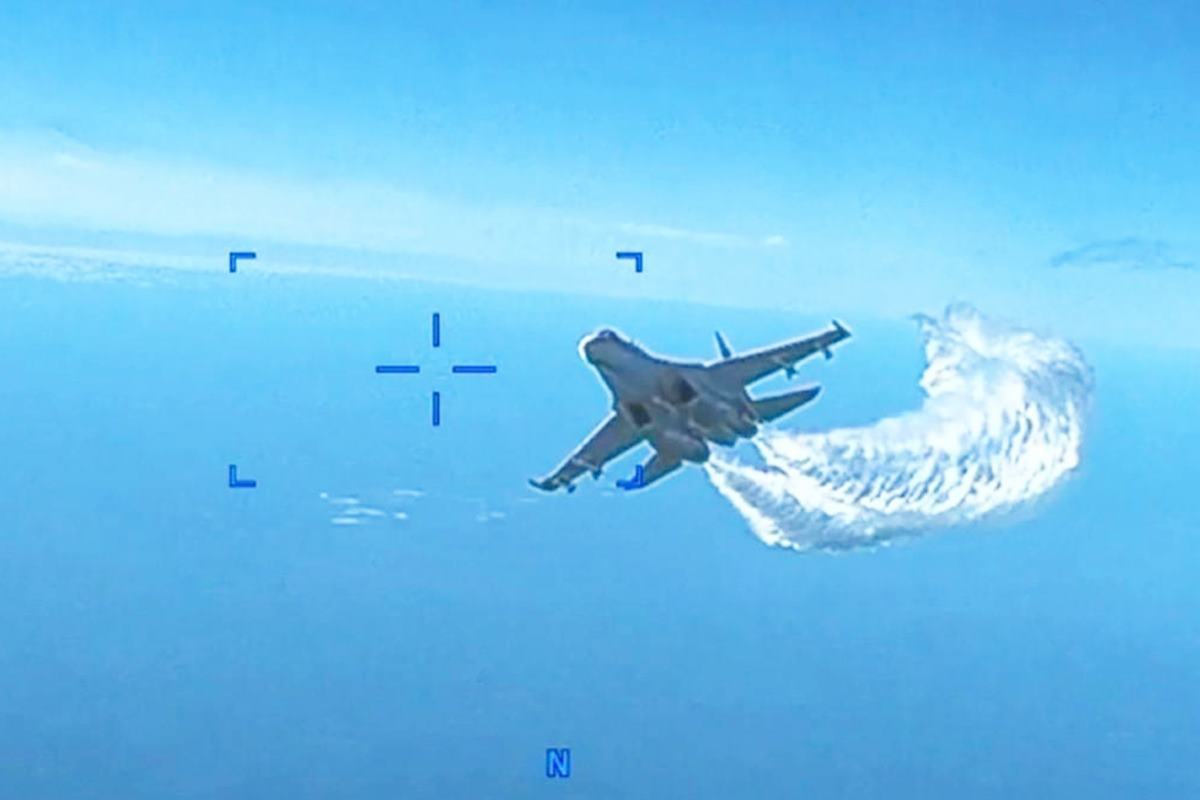 MQ-9 드론을 위협하는 Su-27 전투기.jpg