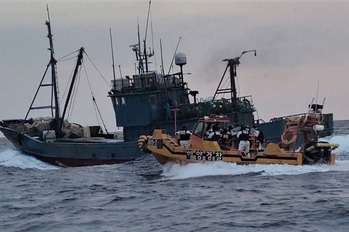 불법조업선을 나포하는 해경.jpg
