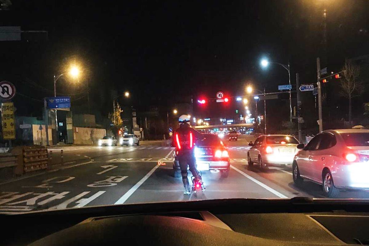 1차로에서 주행 중인 전동 킥보드 사진 출처 = '보배드림'.jpg