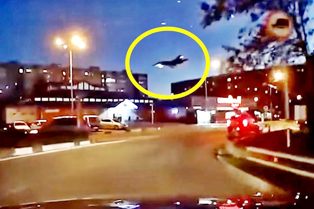 러시아에서 추락하는 전투기 15명 사망 가디언지.jpg