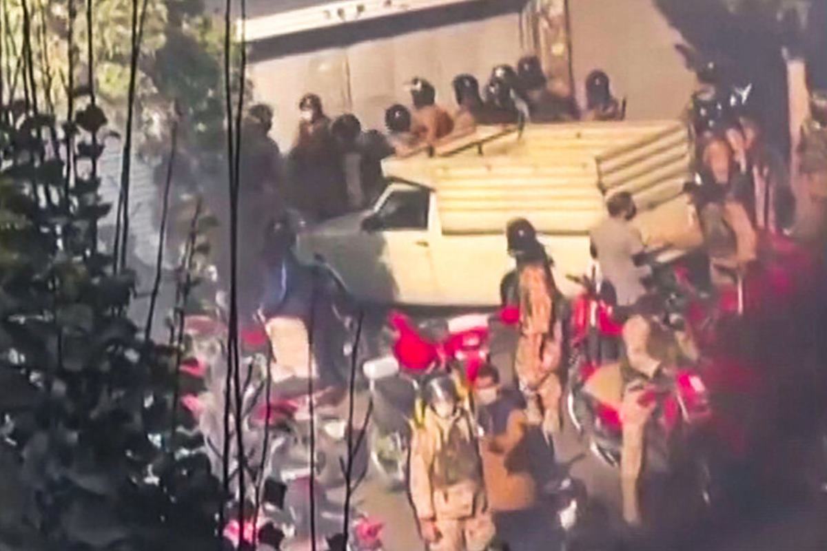 시위대를 진압하는 이란 보안군  AFP 연합뉴스.jpg