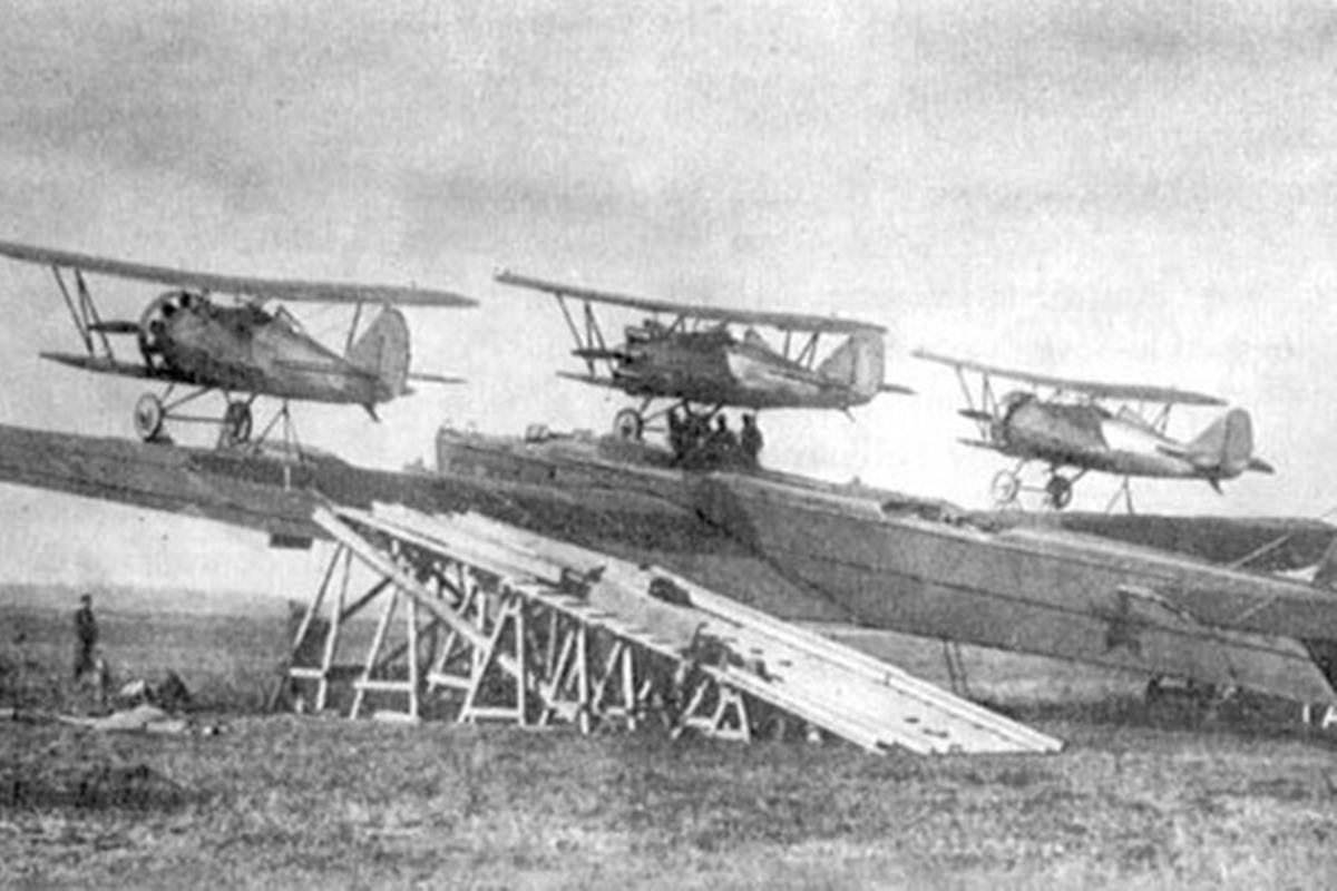 비행기에 비행기를 올리는 즈베노 프로젝트.jpg