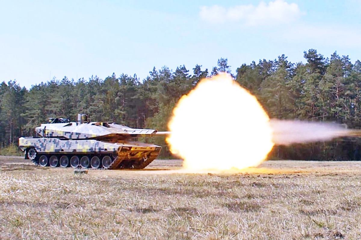 포탄을 발사하는 KF51 판터 VPK.jpg