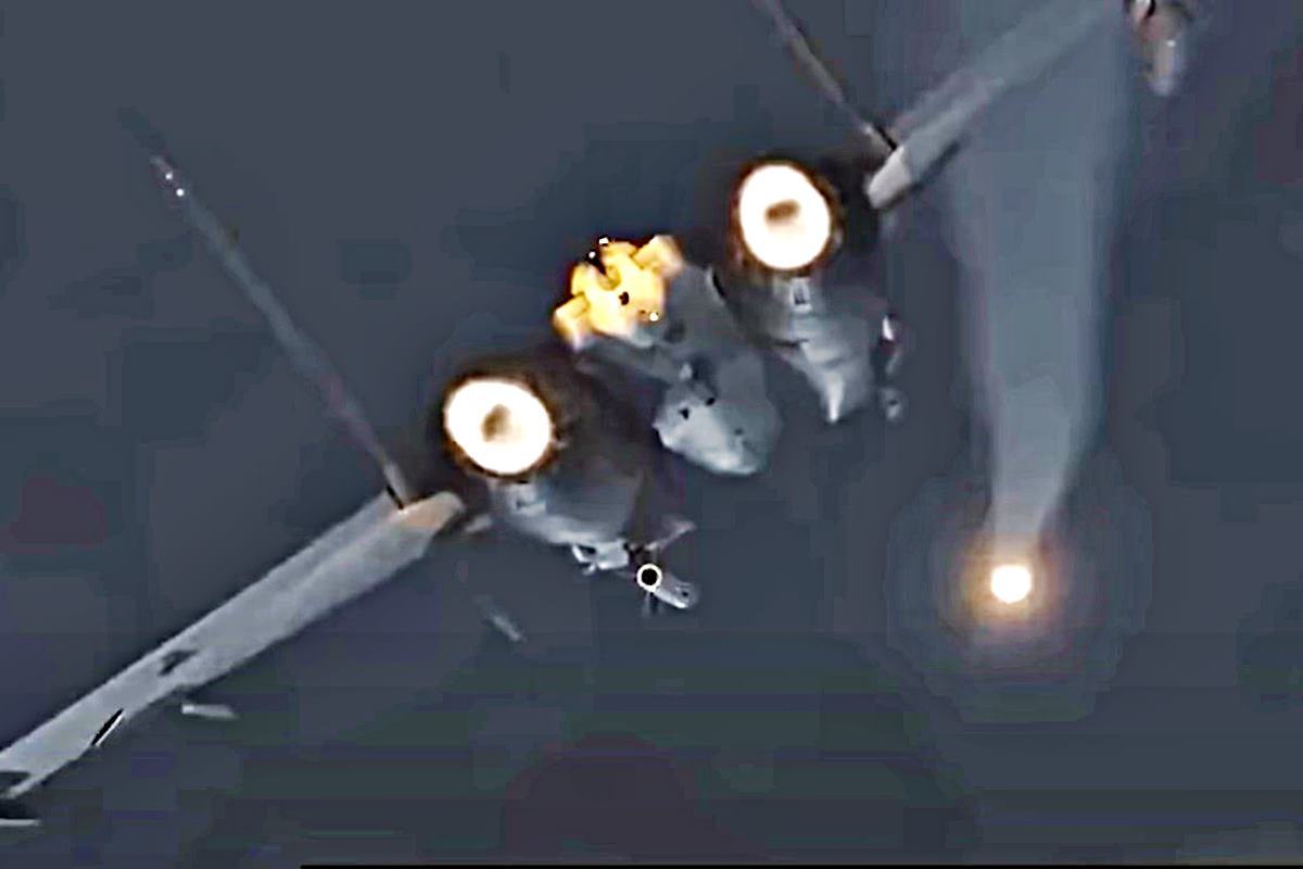 미사일을 발사하는 중국 J-11 전투기 유라시안 타임즈.jpg