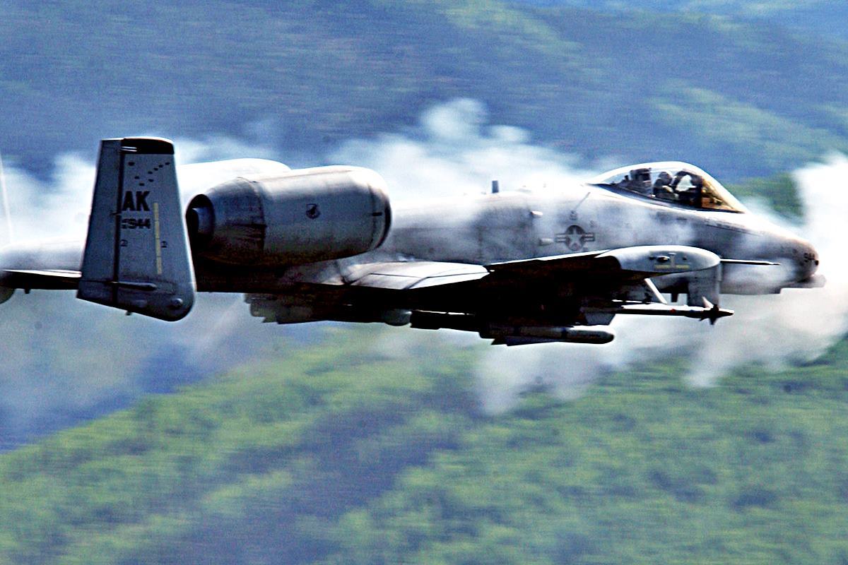 기관총을 발사하는 A-10.jpg