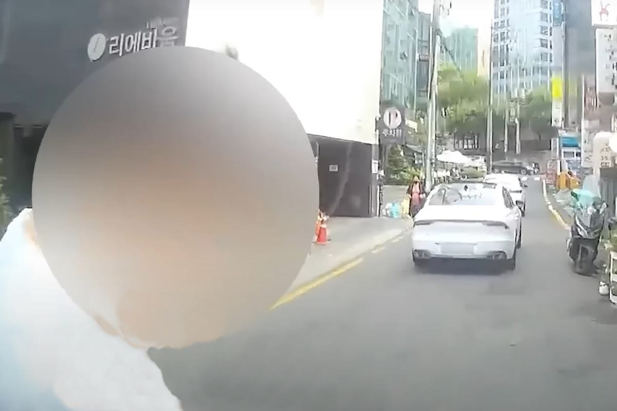 눈을 감고 있었다는 킥보드 운전자 사진 출처 = Youtube '한문철TV'.jpg