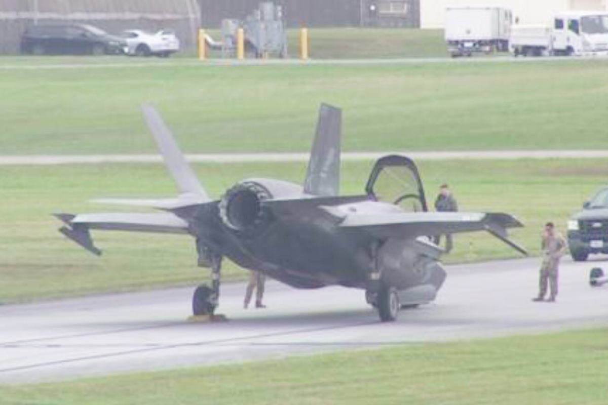 앞으로 고꾸라진 F-35 전투기 사진 출처 = 트위터 'Mike Yeo'.jpg