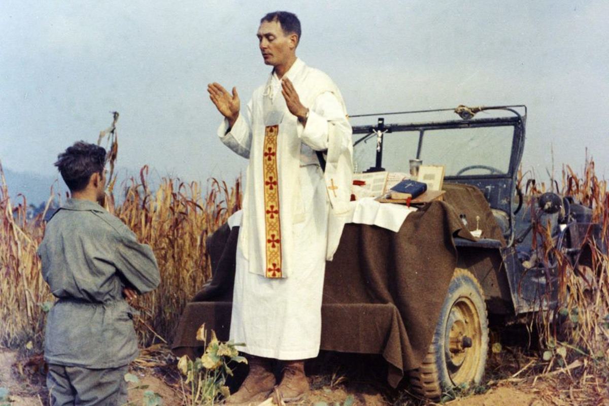 한국 전쟁 당시 많은 병사를 구하다 수용소에서 전사한 에밀 카폰 군종 신부.jpg