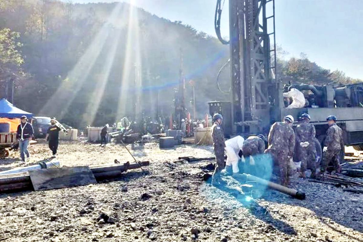 봉화 광산에서 구조 작업을 하는 시추대대 병사 국방부.jpg