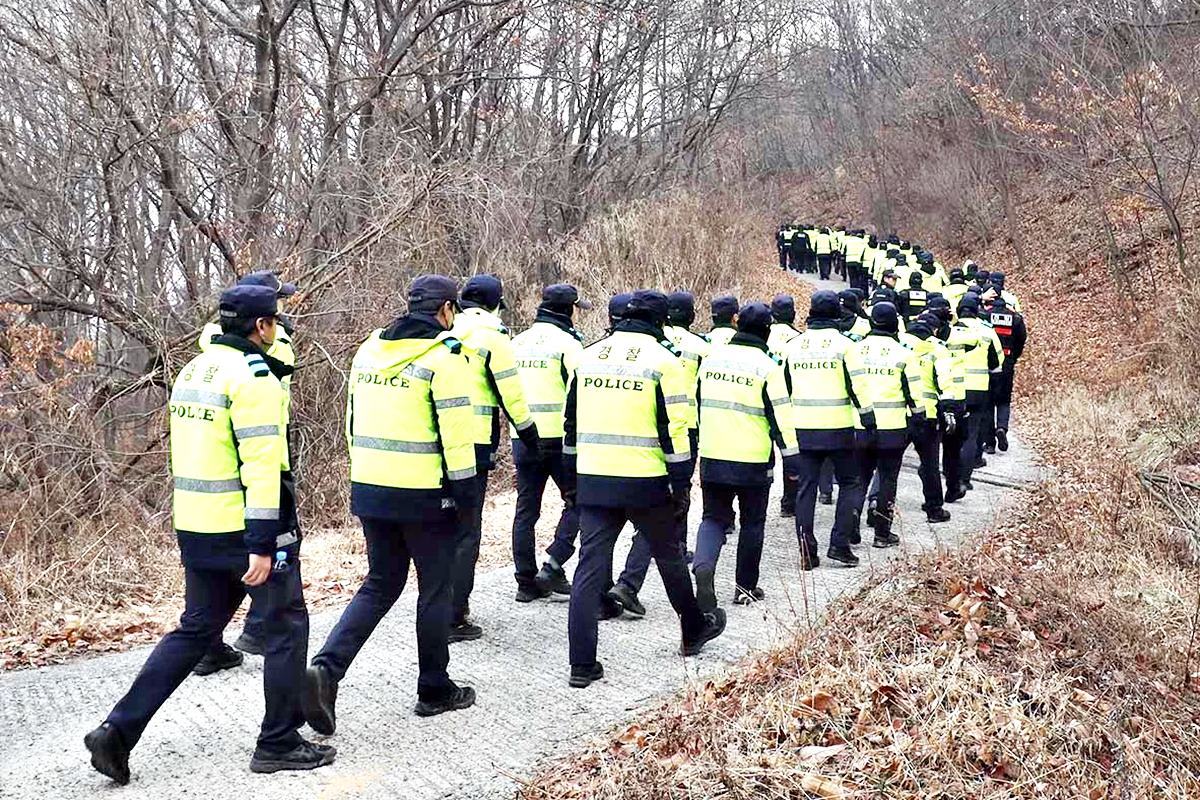 일대를 수색 중인 군경 합동 조사단 뉴스1.jpg