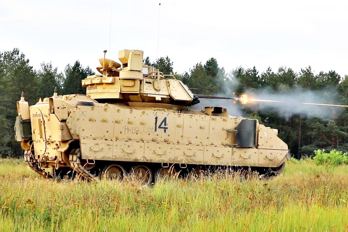 포를 발사하고 있는 브래들리 장갑차 Task & purpose.jpg