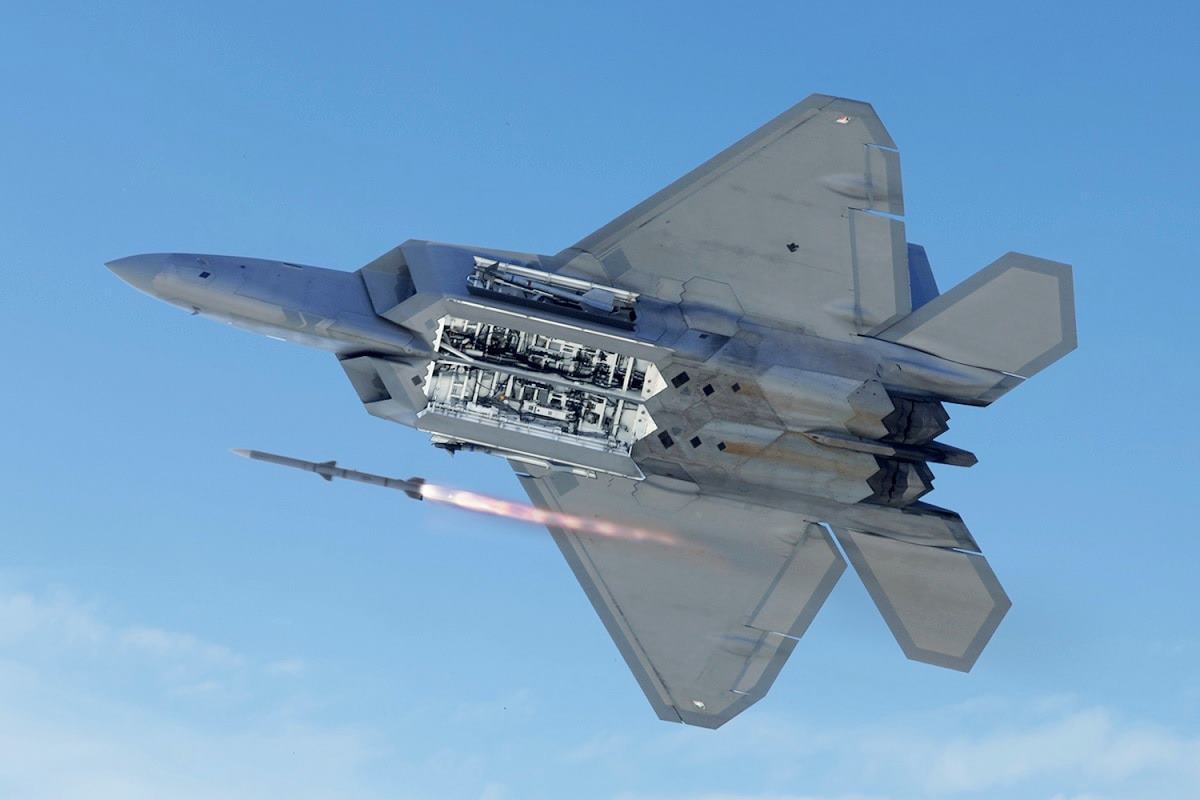 F-22 전투기 사진 출처 = '19FortyFive'.jpg