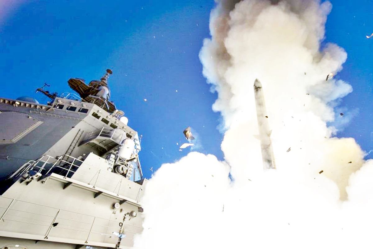 미사일을 발사하는 일본 해상자위대 구축함 USNI.jpg