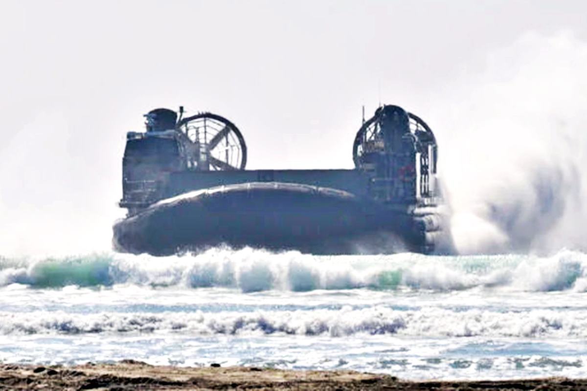 자율주행 실험 중인 공기부양정 미해병대.jpg