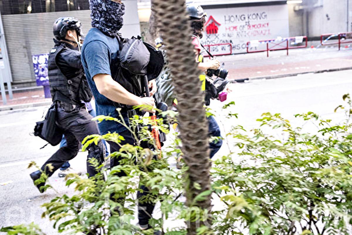 홍콩 시위대로 위장한 중국 사복경찰 에포크타임스.jpg