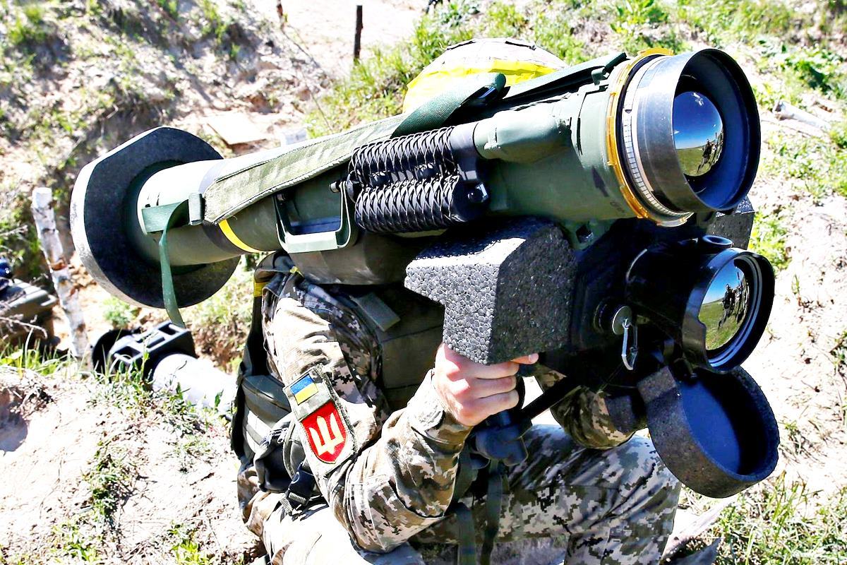 제벨린 미사일을 사용하는 우크라이나 군  Aviation Week.jpg