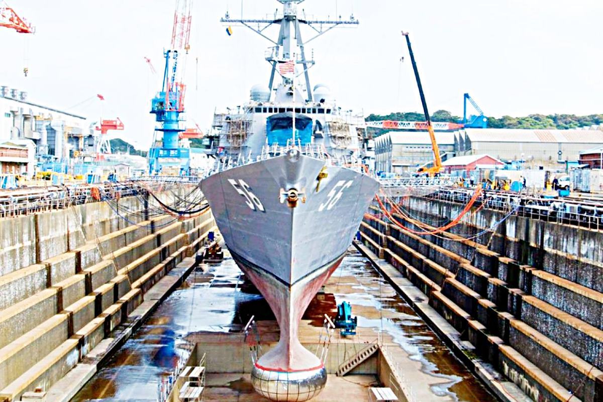 일본 항구에서 정비 중인 미 구축함 사진 출처 = '미 해군'.jpg