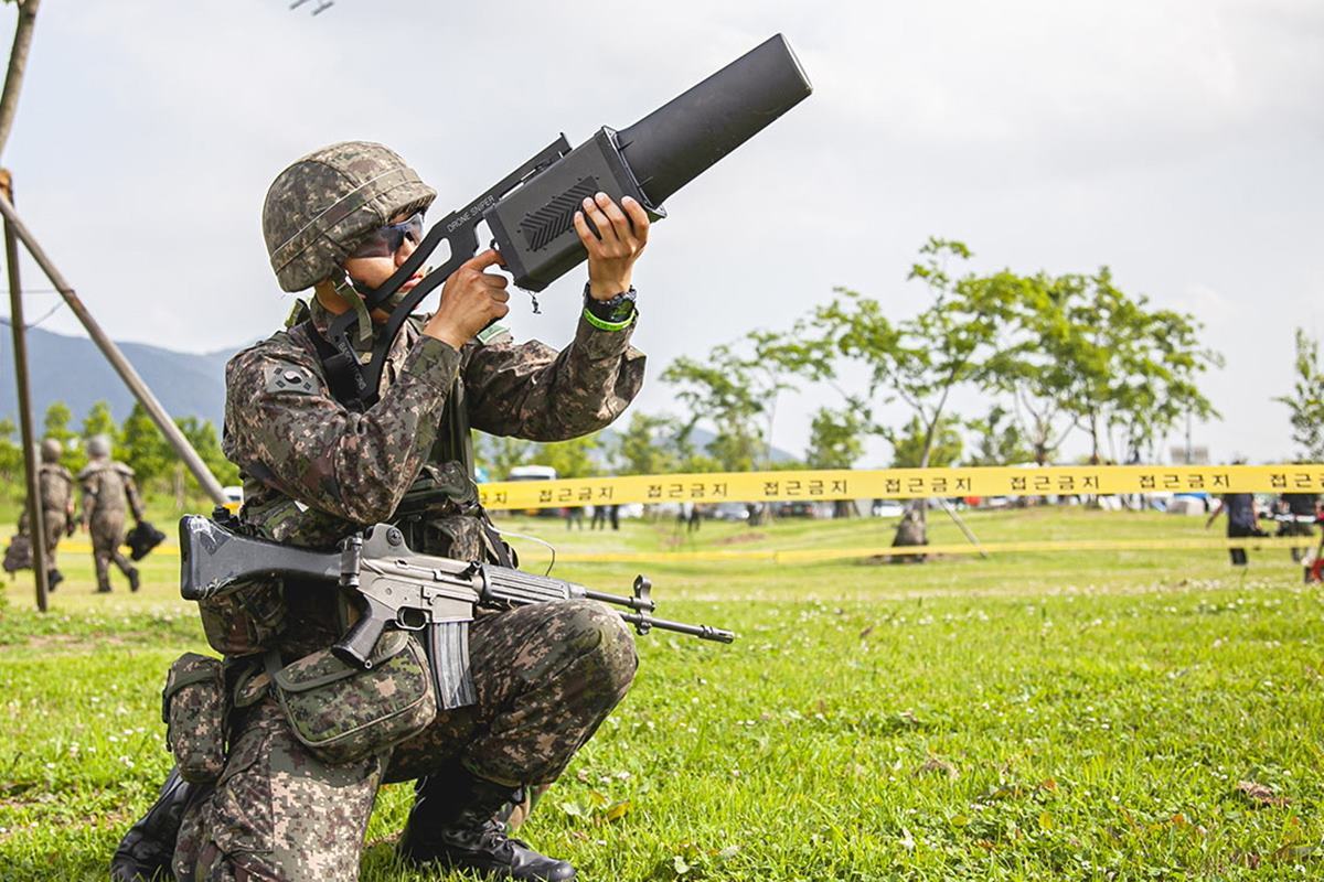 안티드론건을 쏘는 군인.jpg