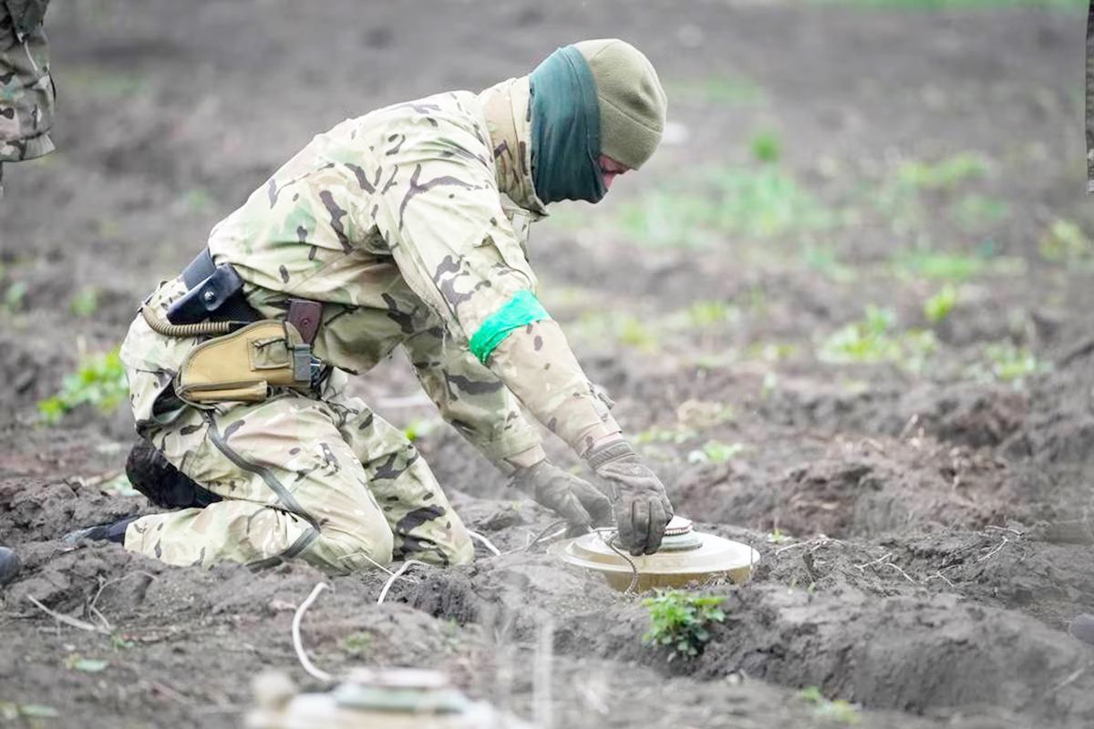 지뢰를 제거하고 있는 우크라이나 군 사진 출처 = 'AP 통신'.jpg