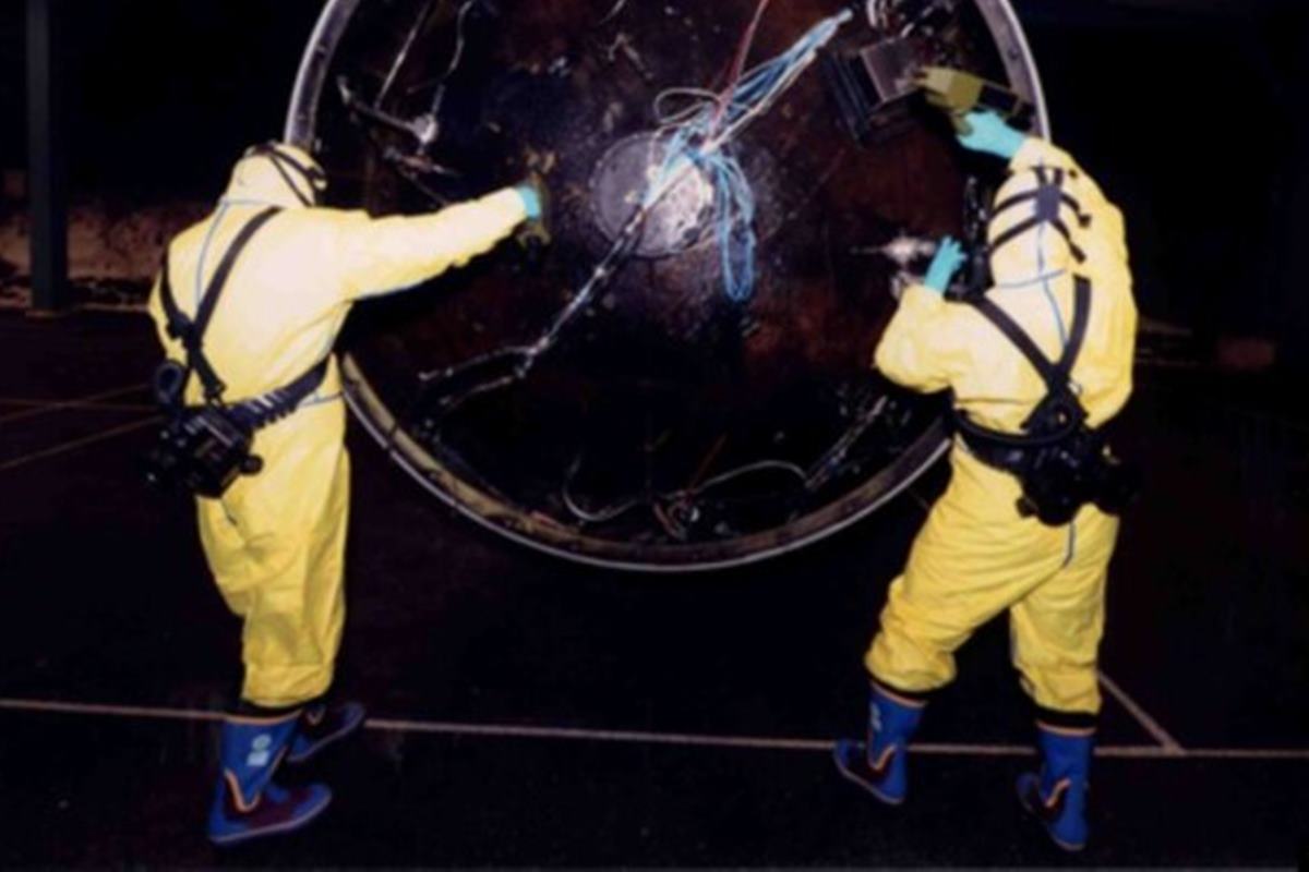 조사 중인 국방부 관계자들 한국 국방부.jpg