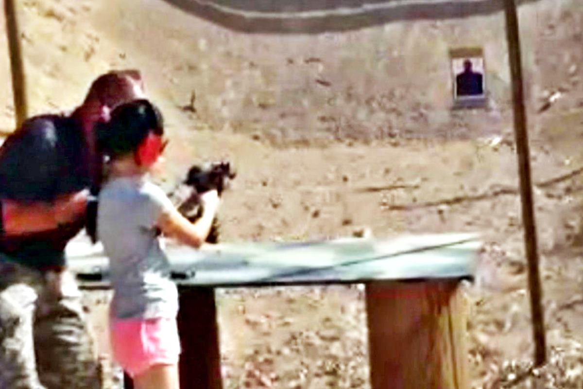 9살 소녀가 우지 반동을 통제 못해 우발적으로 사격 교관을 살해한 사건 NBC News.jpg