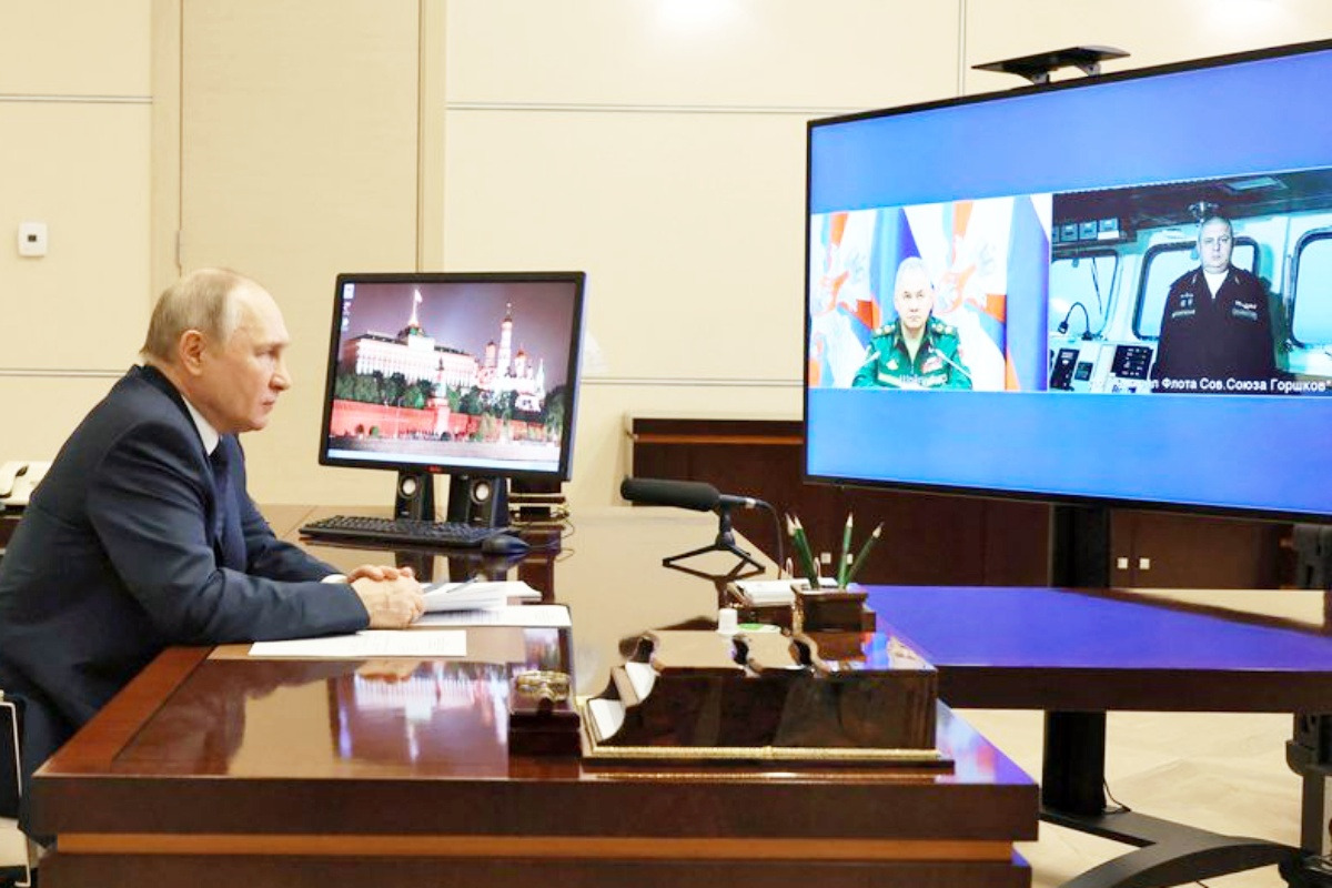 지르콘 미사일 배치를 보고 받는 푸틴 러시아 대통령 로이터 통신.jpg