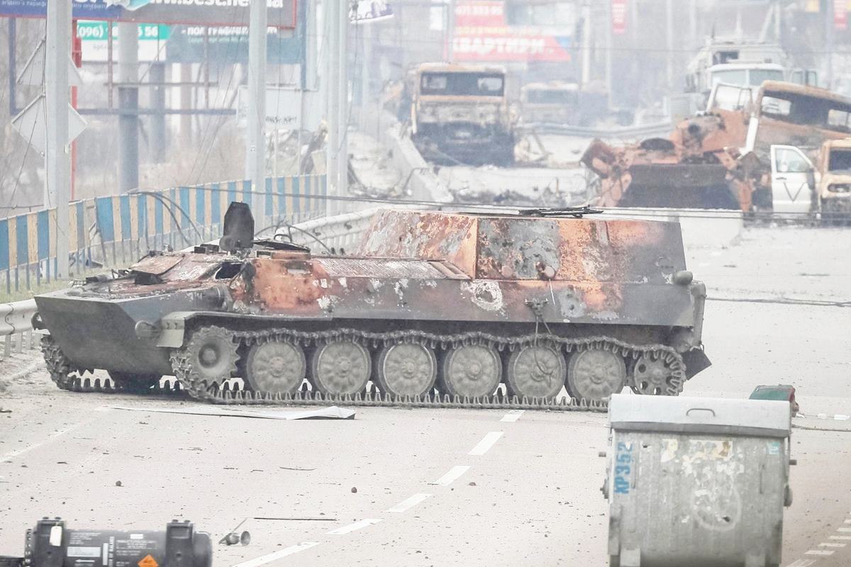 우크라이나 전장에 투입된 장갑차의 잔해.jpg