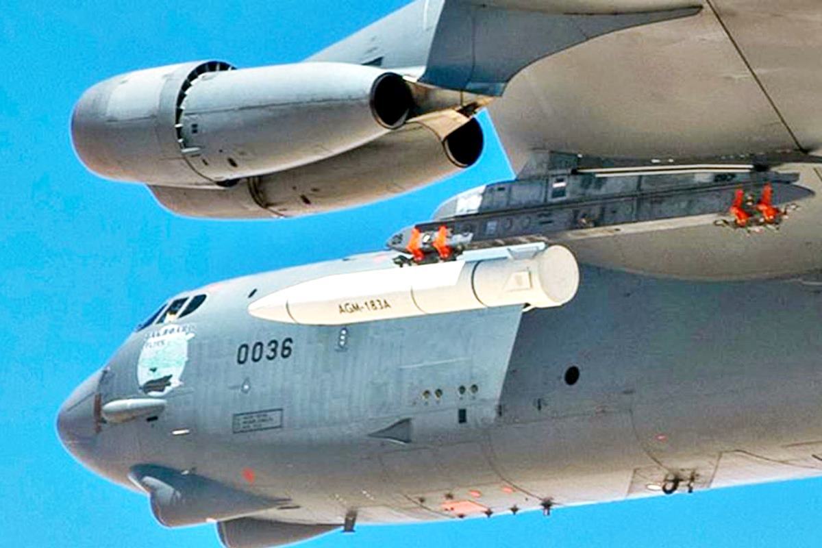 B-52H에 장착된 애로우 Daily Mail.jpg