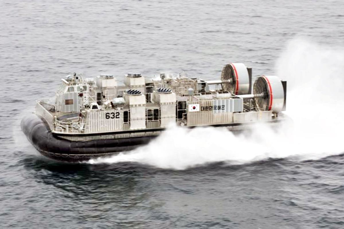 한국 해군의 솔개급 공기부양정.jpg