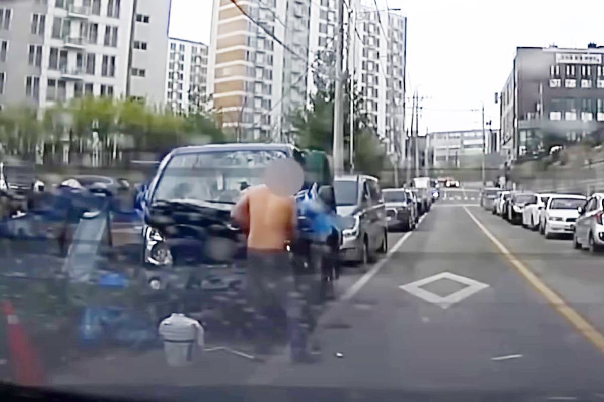 다시 차를 부수는 광인 반대 차선 길을 막는 광인 사진 출처 = 유튜브 채널 '한문철TV'.jpg