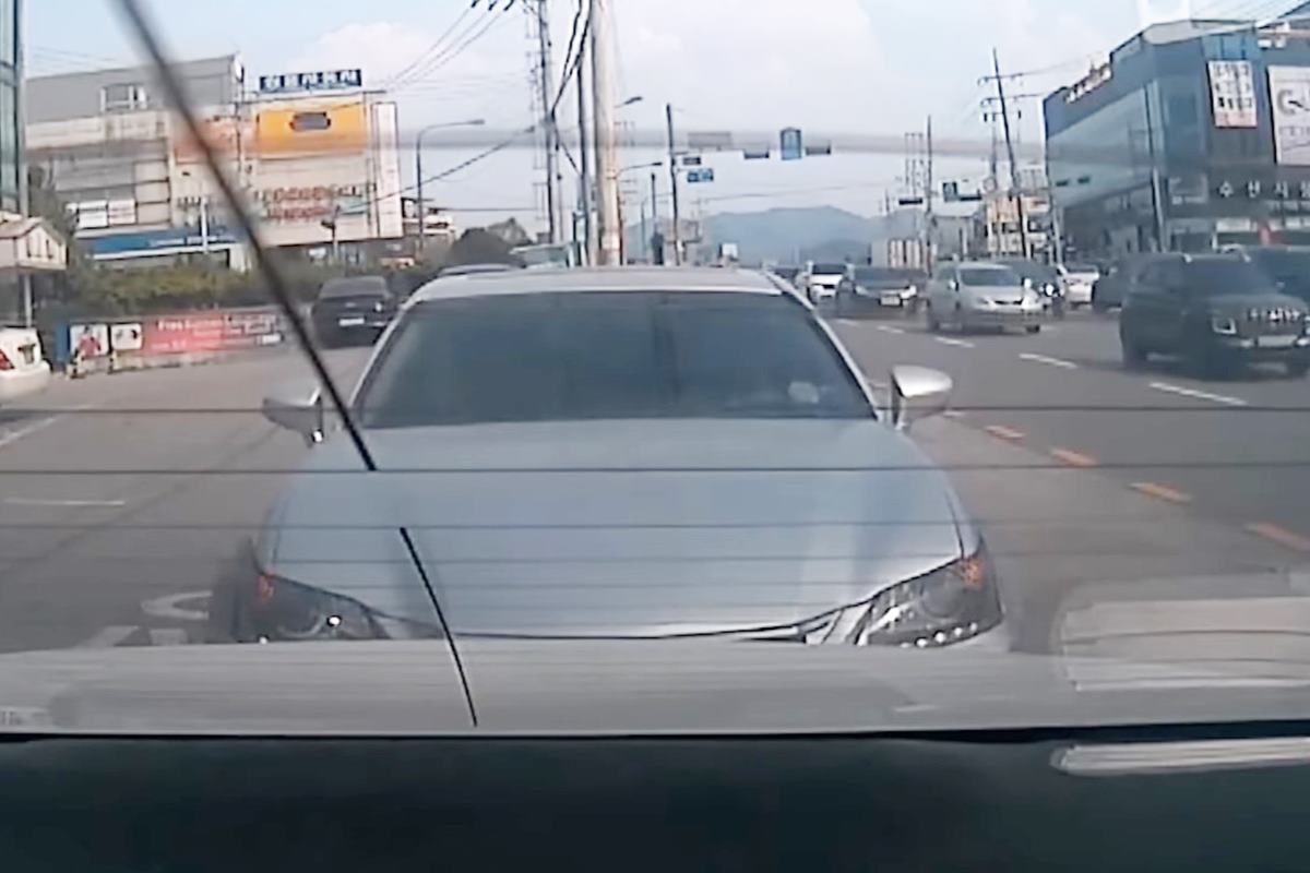제보자 뒤에 서있던 렉서스 차량 사진 출처 = 유튜브 채널 '한문철TV''.jpg