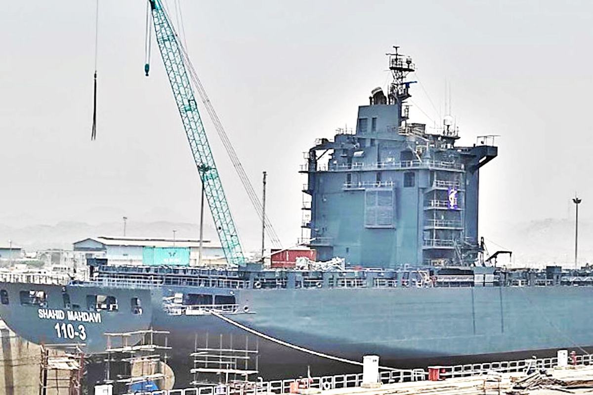 화물선에서 미사일선으로 개조된 이란의 마흐다비 함 Air Data News.jpg
