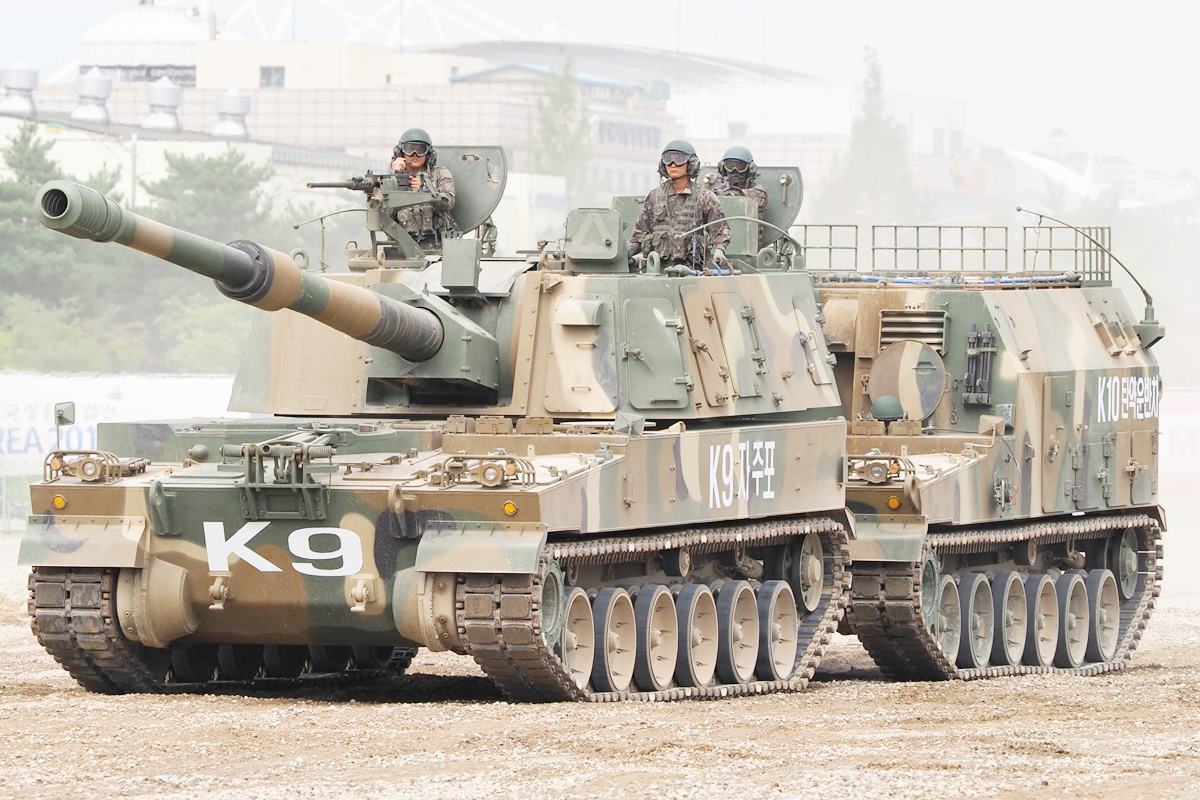 K9 자주포와 K10 탄약보급장갑차.jpg