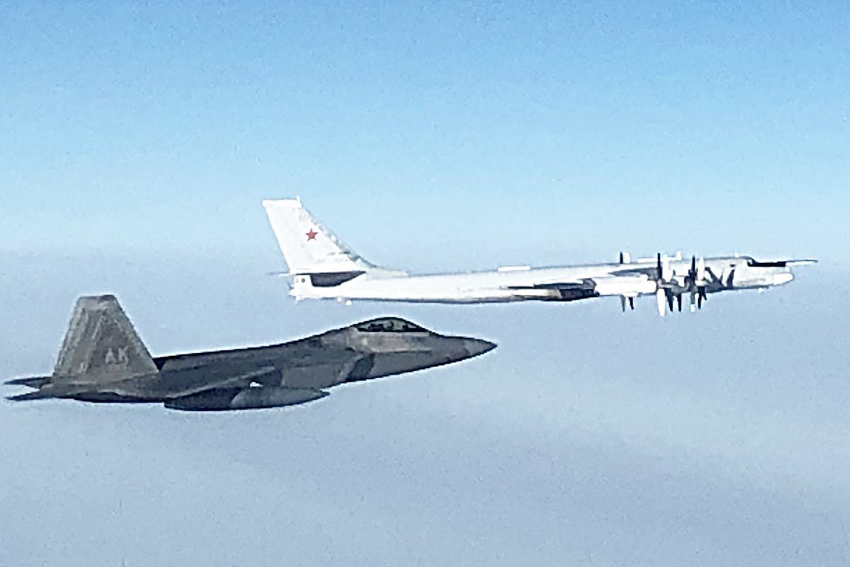 러시아 폭격기를 요격하는 미국 F-35 사진 출처 = 'Air Force Times'.jpg