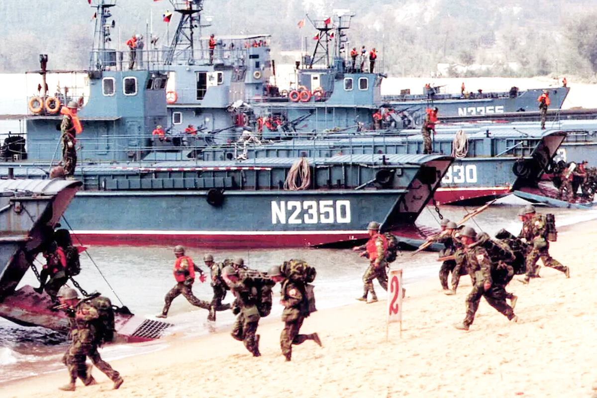 상륙 훈련을 진행하는 중국 인민해방군.jpg