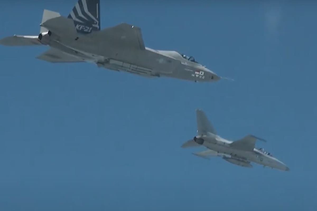 호위기와 비행하는 KF21 이투데이TV.jpg