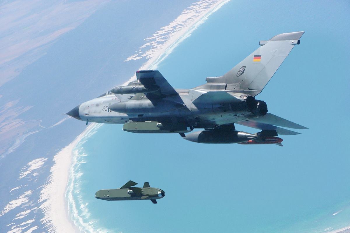 타우러스 미사일을 발사하는 독일 토네이도 전투기 사진 출처 = '비겐의 무기사진'.jpg