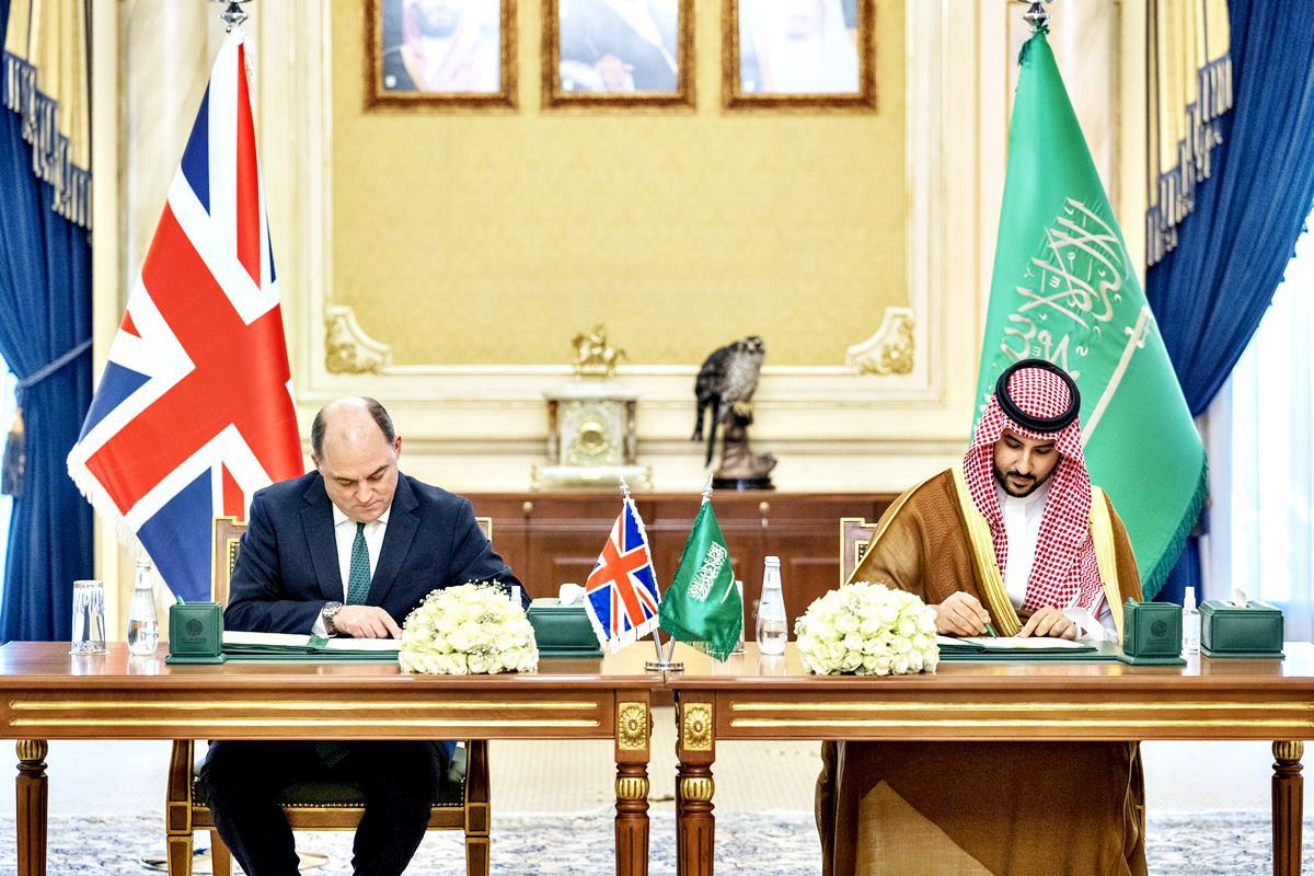 벤 윌러스 영국 국방 장관과 빈 살만 빈 살만 공식 트위터.jpg