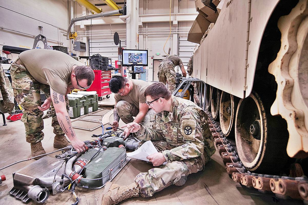 장비를 정비하는 미군 사진 출처 = '비겐의 무기사진'.jpg