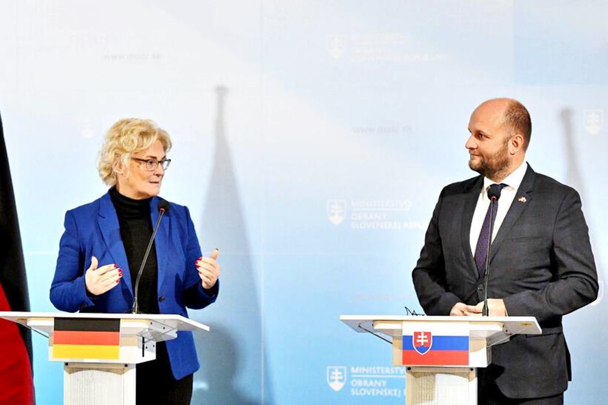 기자회견 중인 크리스탄 람브레흐트 독일 국방장관.jpg