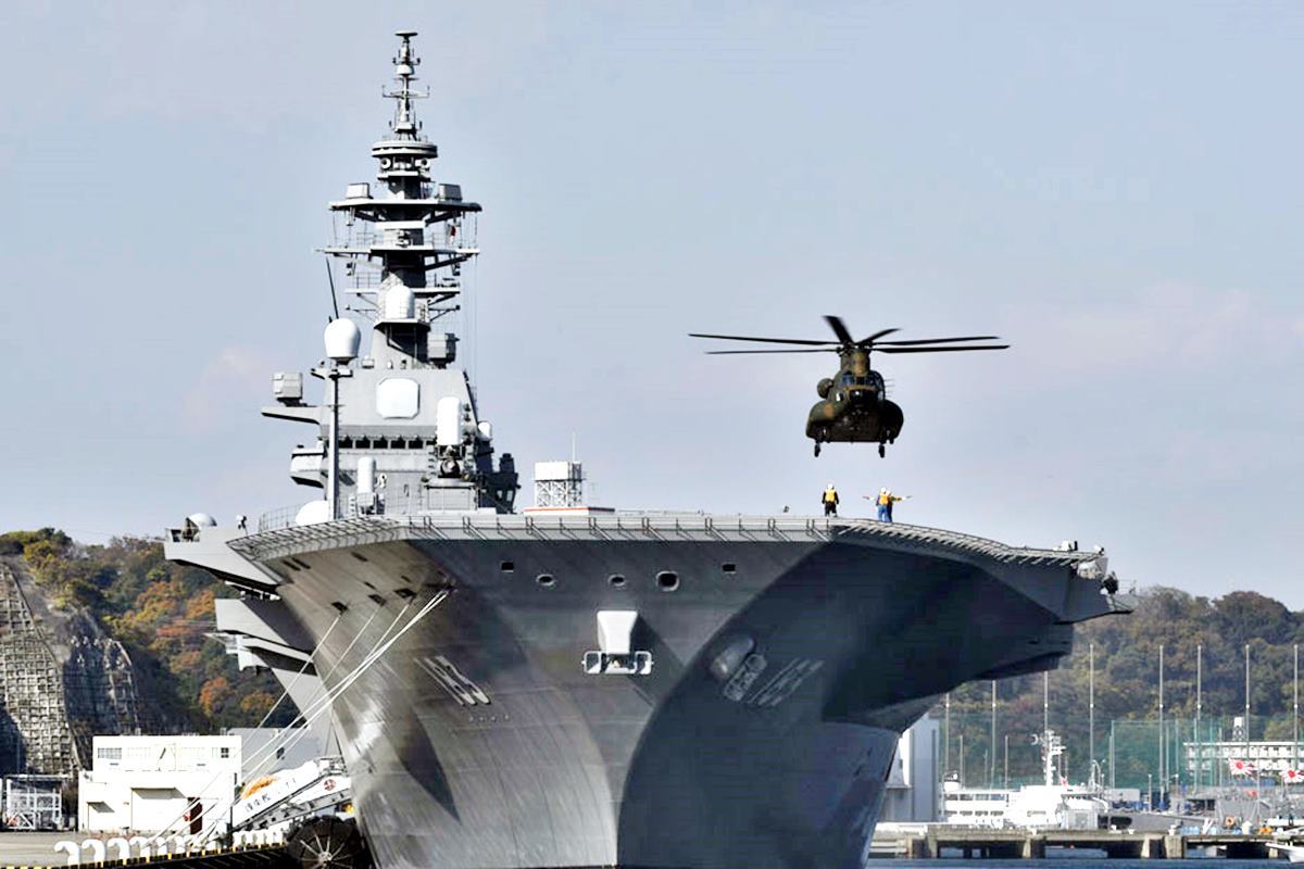 헬기가 착륙 중인 헬기 항공모함 이즈모 Flight Global.jpg
