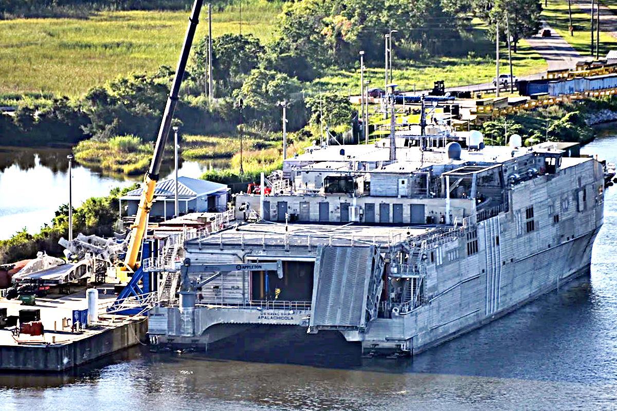 USNS 아팔라이코라 The Drive.jpg